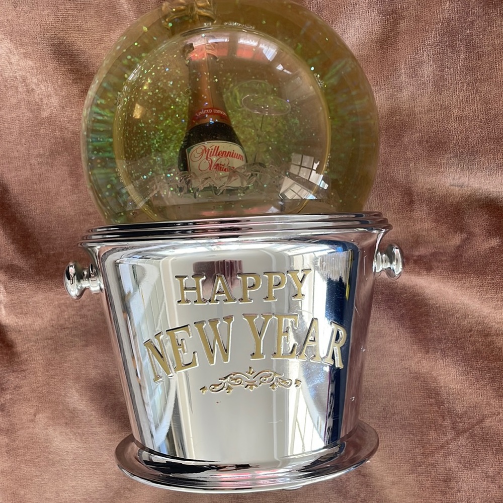MR CHRISTMAS HAPPY NEW YEAR MILLENNIUM LIMITED EDITION SNOW GLOBE MUSIC BOX